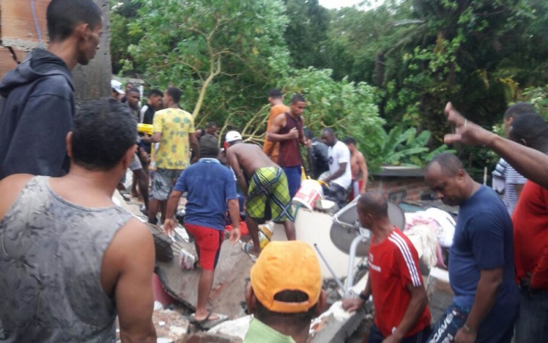 Vários moradores tentaram ajudar no trabalho de resgate às vítimas. (Foto: Vanderson Nascimento/ TV Bahia)