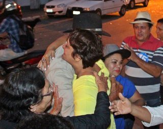 Devanir recebe o abraço do pai logo após o resultado. (Foto: Rastro101)