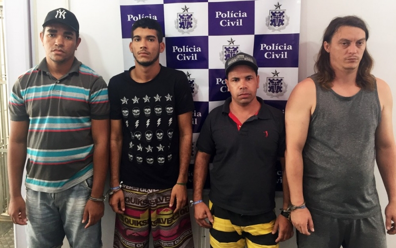 Grupo preso em uma casa com quase R$ 10 mil. (Divulgação / Polícia Civil)