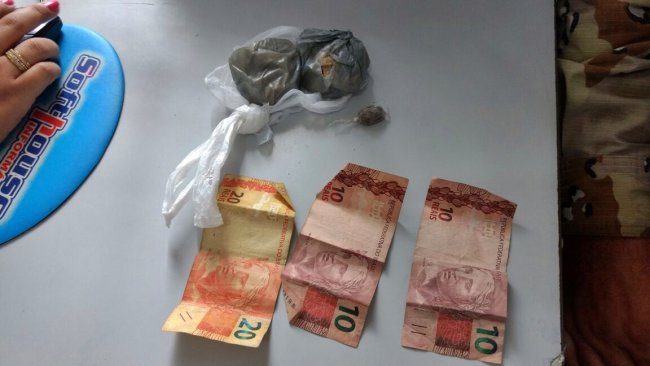 Foram encontradas 100 gramas de crack e R$ 40. (Foto: Rastro101)