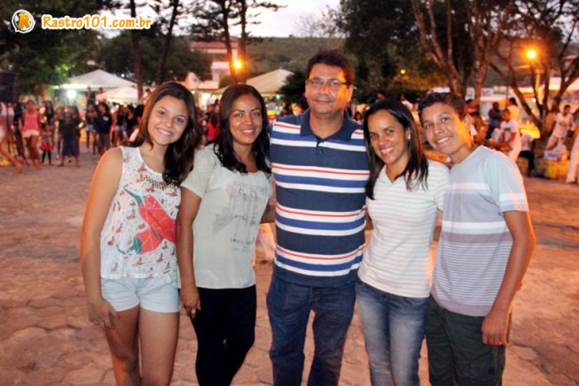 Diretora de Cultura Vanessa Meirelles acompanhado do prefeito Rogério Andrade, esposa e filhos. (Foto: Rastro101)