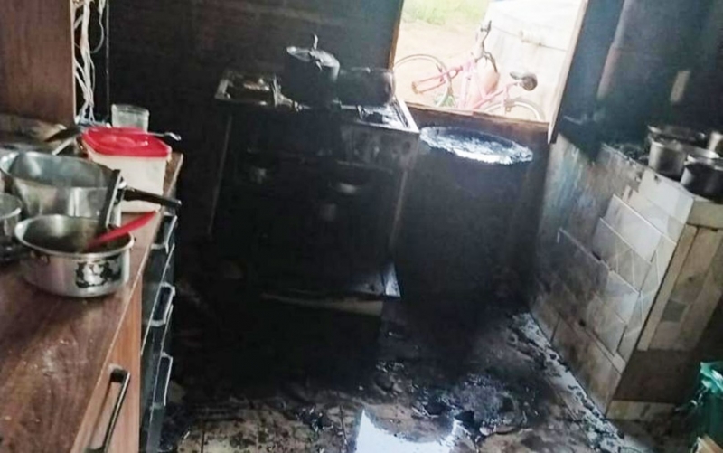 Cozinha ficou destruída. (Foto: Divulgação/Polícia Militar de Brumado)