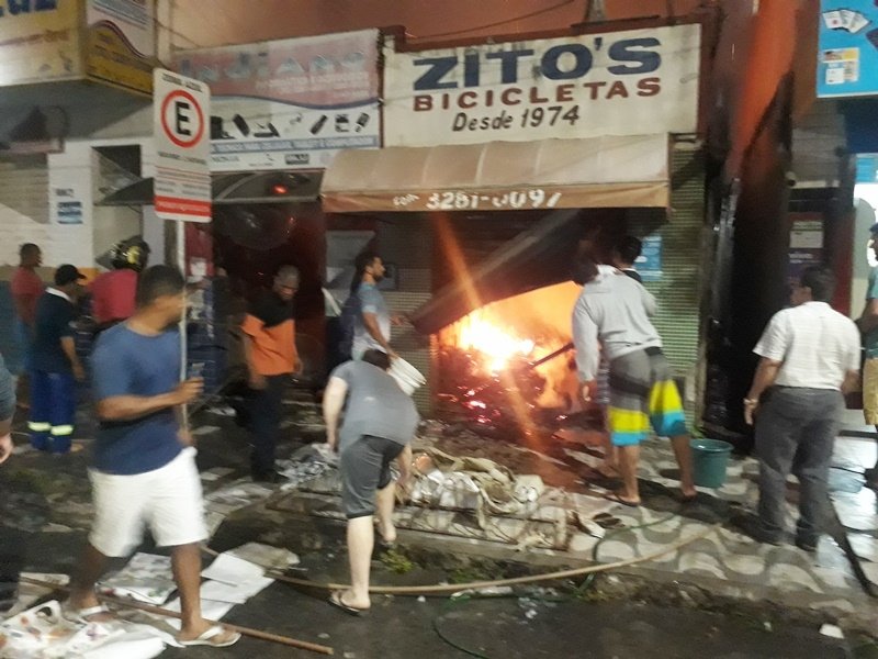 Incêndio destruiu duas lojas (Foto: Internauta)