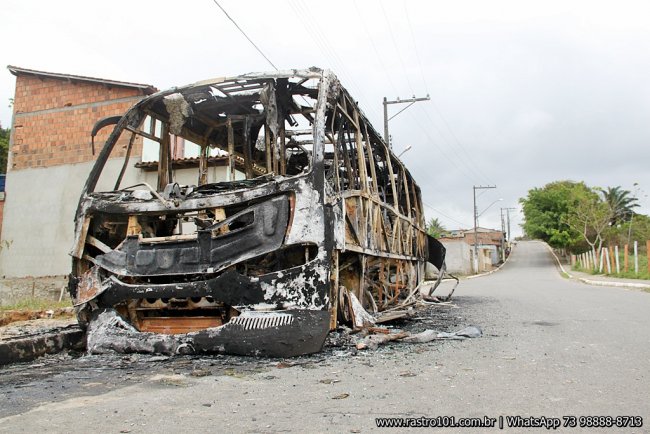 Veículo ficou completamente incendiado. (Foto: Rastro101)