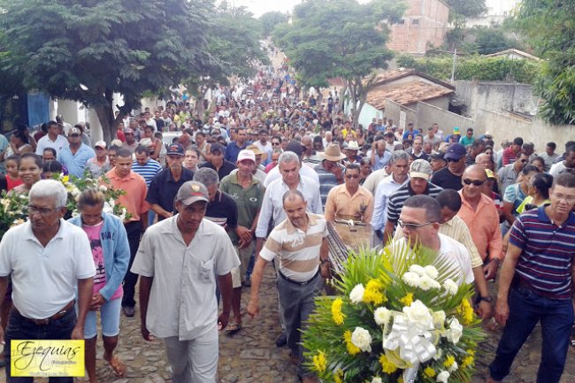 Cortejo fúnebre percorreu as ruas do Salto da Divisa e reuniu centenas de amigos. (Foto: Exequias Fotógrafo)
