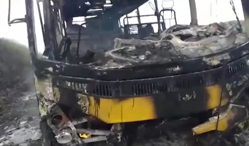 Ônibus pegou fogo repentinamente. (Foto: Reprodução/TV Santa Cruz) 