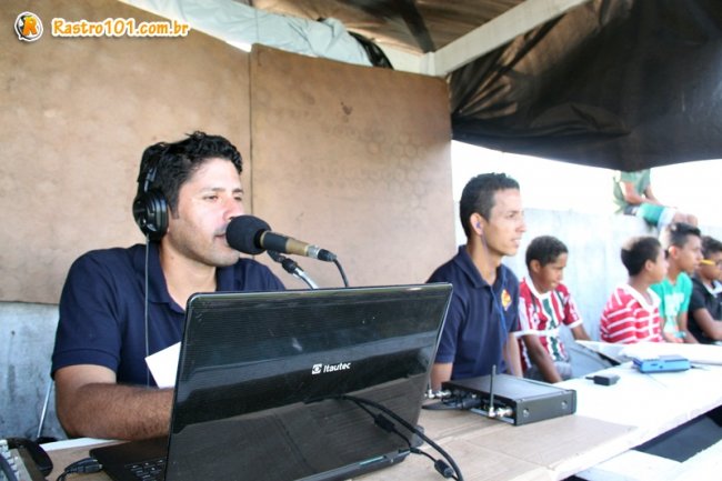 Equipe da Estação FM levando as emoções do jogo ao vivo. (Foto: Rastro101)