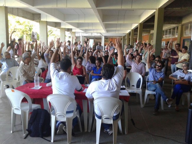 Professores em votação pelo estado de greve; na UESC (Foto:Blog de Ilhéus)