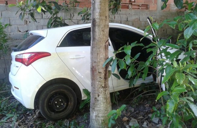 Veículo roubado em Itagimirim foi encontrado abandonado em Eunápolis. (Foto: Via41)