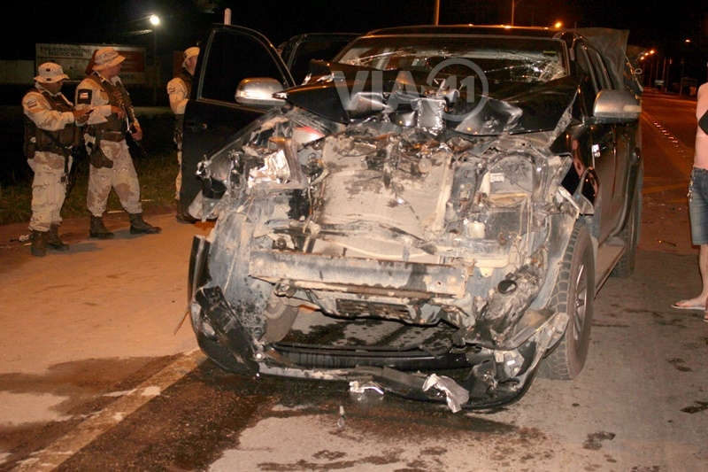Veículo teve a parte da frente destruída. (Foto do site VIA41)