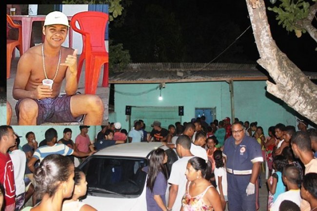 Jovem foi morto no fundo se um bar no centro de Itapebi. (Foto: Arnaldo Alves/Itapebiacontece)