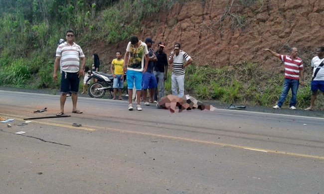 Corpo do homem foi arremessado e ficou estendido na pista. (Foto: Internauta/Via WhatsApp)