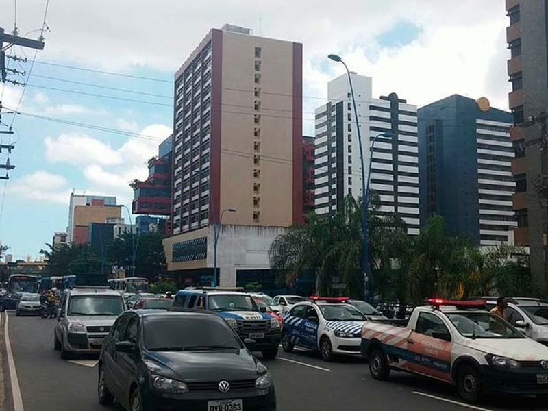 Edifício fica localizado na Avenida Tancredo Neves em Salvador. (Foto: Juliana Almirante/G1 BA