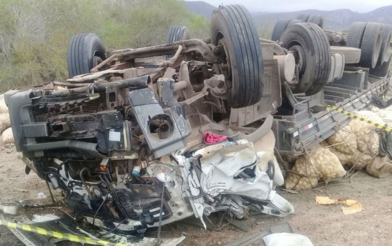 Veículo ficou destruído. (Foto do site Bahia10)