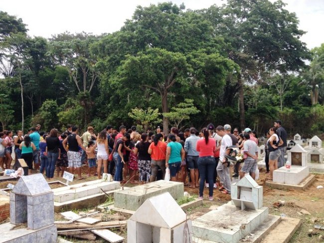 Enterro de meninos encontrados em cisterna foi realizado no Cemitério Santo Antônio (Foto: Ana Kézia Gomes/G1)