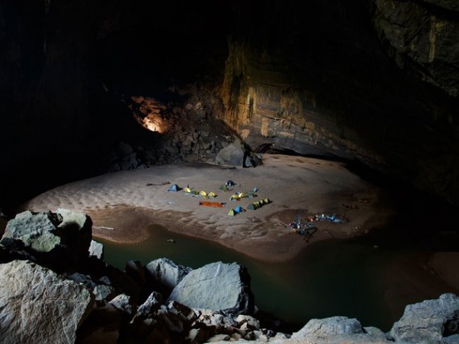 Barracas no interior de uma das câmaras da caverna (Foto: Ryan Deboodt/Divulgação/Oxalis)<br />
