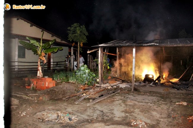 Havia riscos de chamas atingirem uma residência próxima. (Foto: Rastro101)