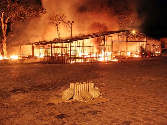 Incêndio foi causado por uma queima de fogos próximo à barraca. (Foto: Rastro101)