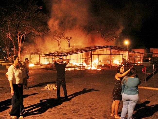 Incêndio destruiu completamente o barracão montado na praça Castro Alves (Foto: Rastro101)