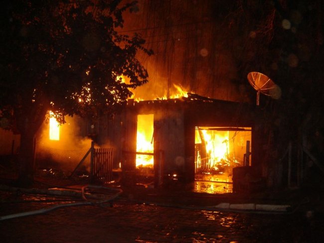 Momento em que a casa estava em chamas(Foto: Imprensa na net)