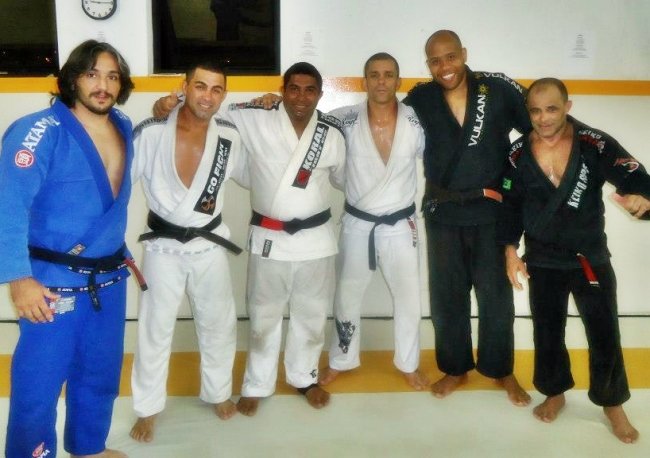 Professor Jackson Selva, (terceiro da esquerda para a direita), recebeu faixa preta em Jiu-Jitsu. (Divulgação)