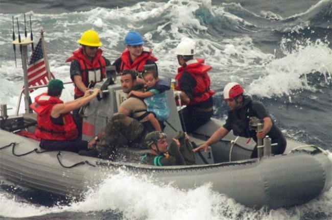 Imagem mostra o momento do resgate no Pacífico (Foto: U.S. Coast Guard/AP)