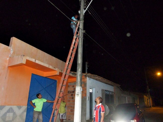 Serviço de reposição e manutenção da iluminação pública, que teve início nessa quinta-feira. (Foto: ASCOM)