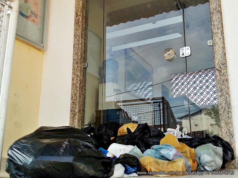 Vários sacos de lixo foram colocados na porta de entrada da prefeitura (Foto: Rastro101)