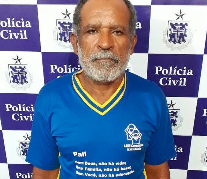 Suspeito utilizava camisa com homenagem aos pais no momento da prisão. (Foto: Divulgação/ Polícia Civil)