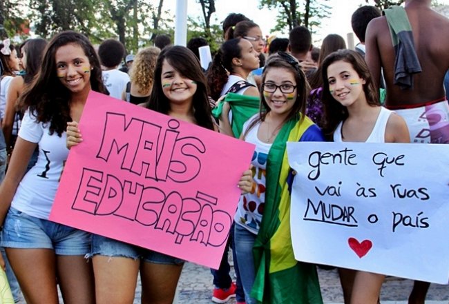 De forma pacífica, jovem mostraram as cobranças por um Brasil melhor. (Foto: Rafael Amaral / Rastro101)