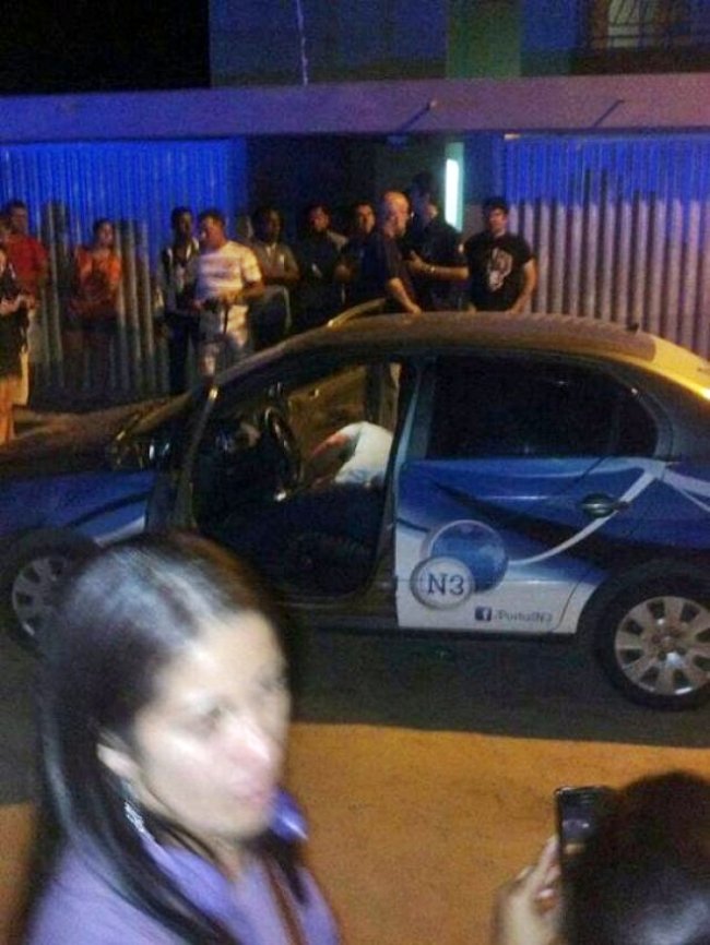 Bandidos chegaram em um veículo Corolla e efetuaram 4 disparos. (Foto: Edilson Azevedo)