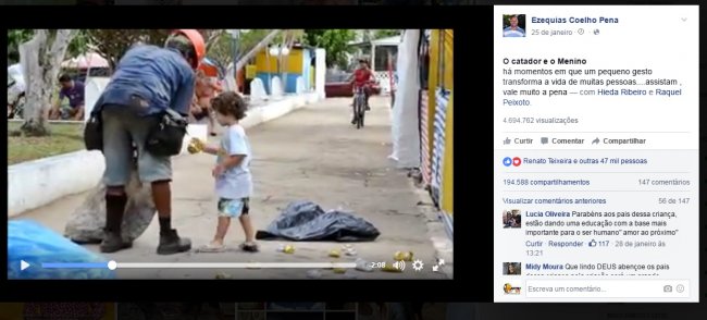 Menino ajuda catador de latinhas no Salto da Divisa. (Reprodução/Facebook)