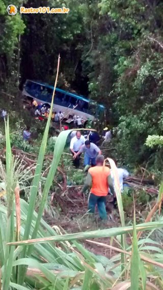 Ônibus com trabalhadores rurais despencou em um precipício de 50 metros. Uma pessoa morreu e 20 ficaram feridas. (Foto: Internauta Rastro101)