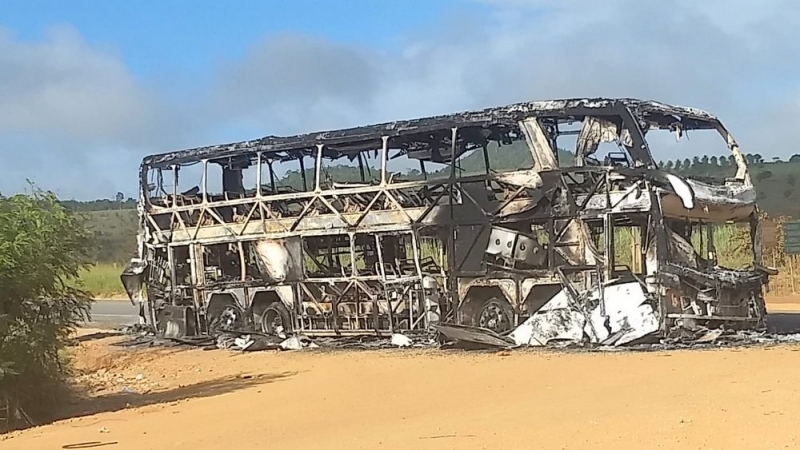 Ônibus foi completamente destruído. (Imagem: Radar64)