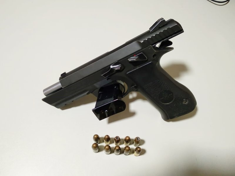 Arma foi encontrada com aluno do 6º ano do ensino fundamental. (VIA41) 