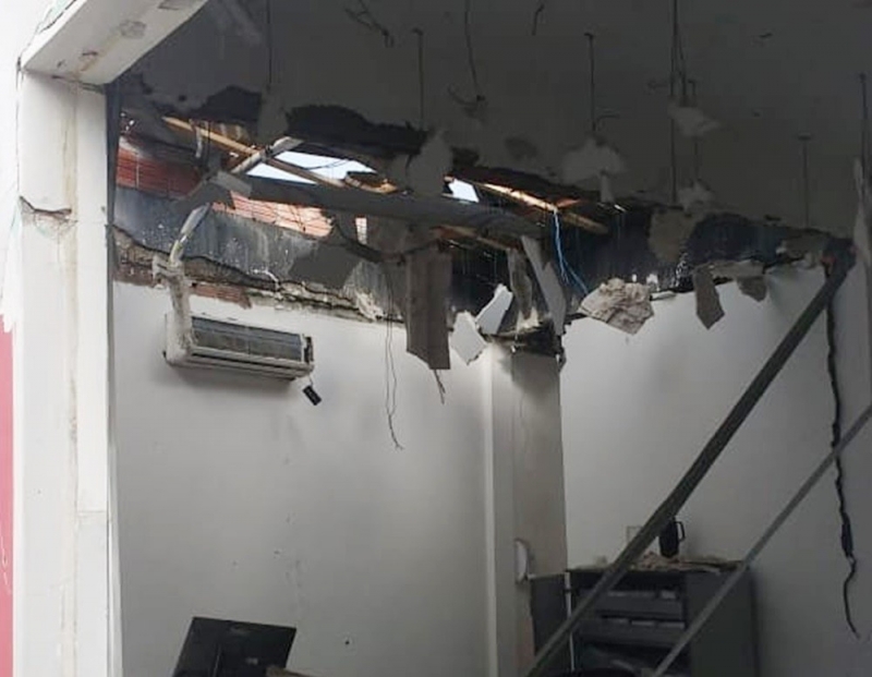 Teto do banco destruído com a explosão. (Portal Bahia 10)
