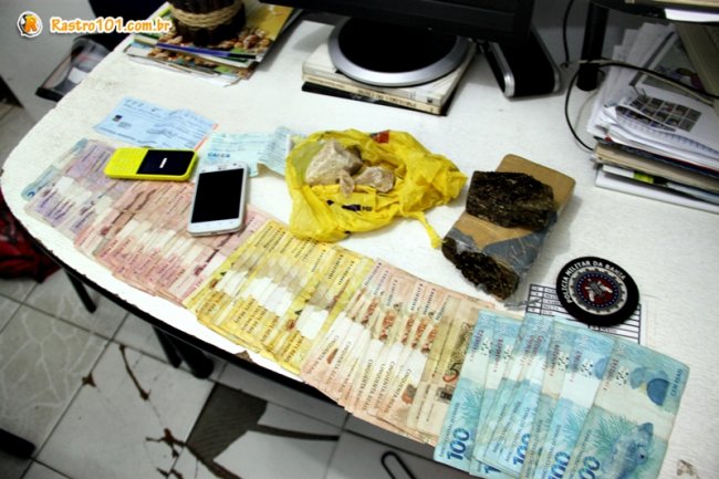 Foram apreendidos 1 kg de maconha, 300 grama de crack, dois aparelhos de celular, e mais de R$ 3 mil. (Foto: Rastro101)