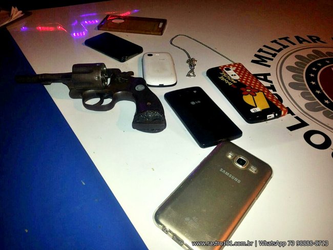 Com eles foram encontrados 5 aparelhos de celular, um cordão de prata e uma revolver calibre 38. (Foto: Rastro101)