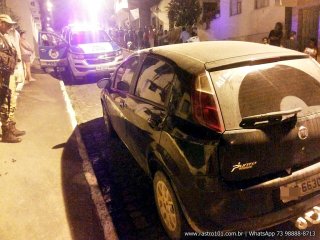 Eles deixaram o veículo estacionado em uma rua enquanto faziam os assaltos a pé. (Foto: Rastro101)