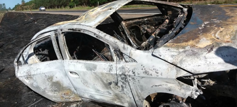 Carro foi atingido pelas chamas. (Reprodução: Teixeira News)