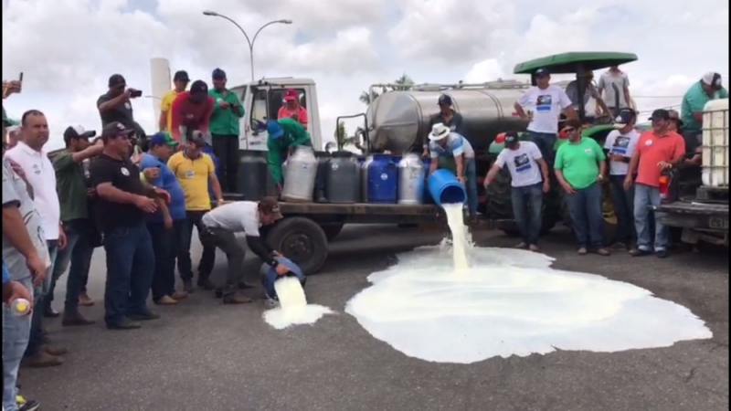 Manifestação de produtores de leite em Pernambuco. (Reprodução: TV Asa Branca)
