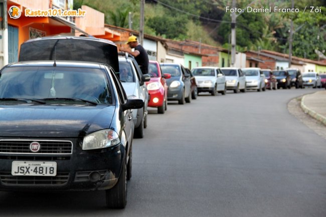 Carros estavam com o som automotivo sintonizados na Rádio Estação 87.9 FM. (Foto: Daniel Franco / Rastro101)