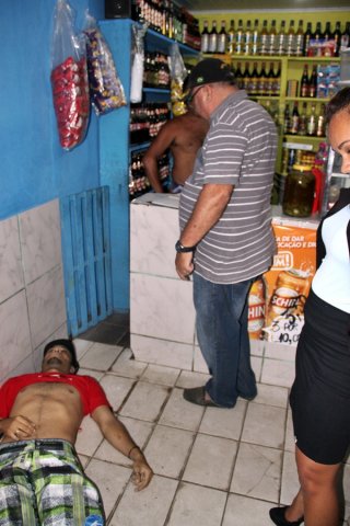 Vítima chegou alvejada e caiu dentro do Bar do Bui, diz polícia. (Foto: Rastro101)