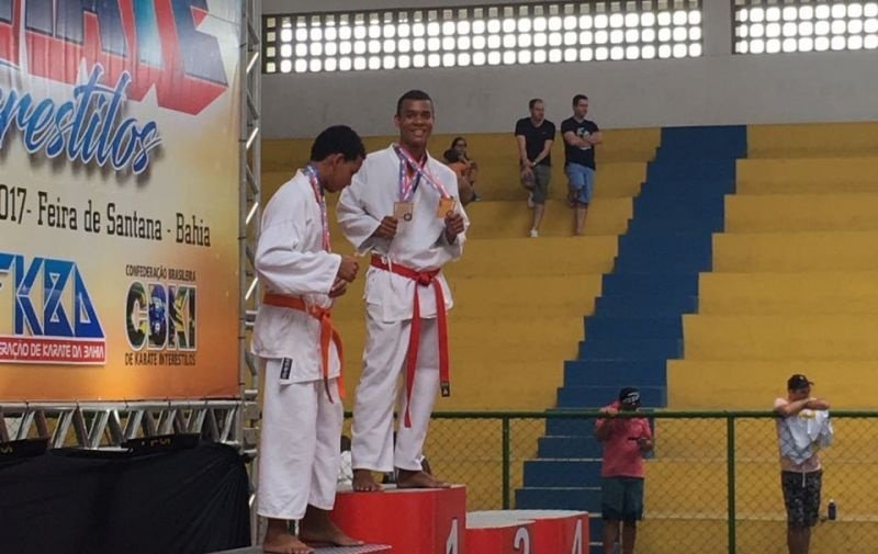 Jhonatas recebeu duas medalhas em sua categoria (Divulgação)