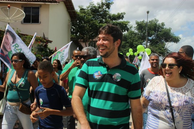O candidato visitou dois terços de todos os caminhos, acompanhado de moradores como Teo do Samu, o cantor Paulinho da Sapatilha 37 e dona Maria Zélia, além de apoiadores e simpatizantes da campanha. (Divulgação)