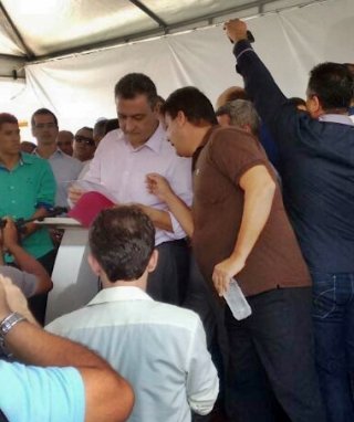 Governador Rui Costa e o prefeito de Itagimirim durante um encontro em Itabela. (Foto: ASCOM)