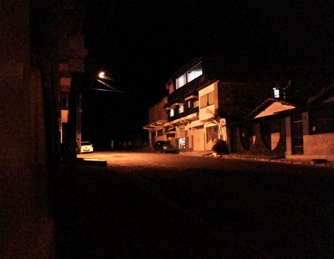 Parte da Avenida 13 de Maio, no centro de Itagimirim, ficou totalmente às escuras. (Foto: Rastro101)
