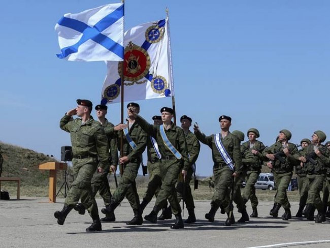 Soldados russos em base militar de Sebastopol, na Crimeia (Foto: Vadim Savitsky/ServiÃ§o de Imprensa do MinistÃ©rio de Defesa da RÃºssia/AFP)