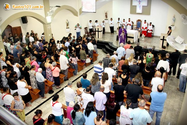 Familiares e amigos de Rielson lotaram a Paróquia São João Batista na Missa de Sétimo Dia de Rielson Lima. (Foto: Rastro101)