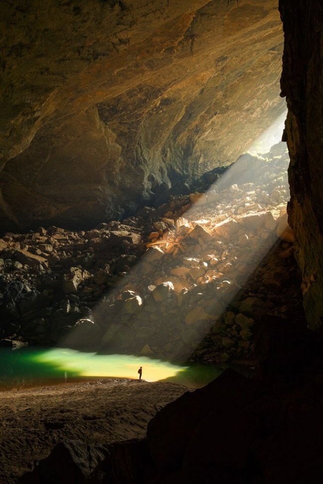 Homem na caverna de Son Doong; são 150 m de altura (Foto: Ryan Deboodt/Divulgação/Oxalis)<br />
